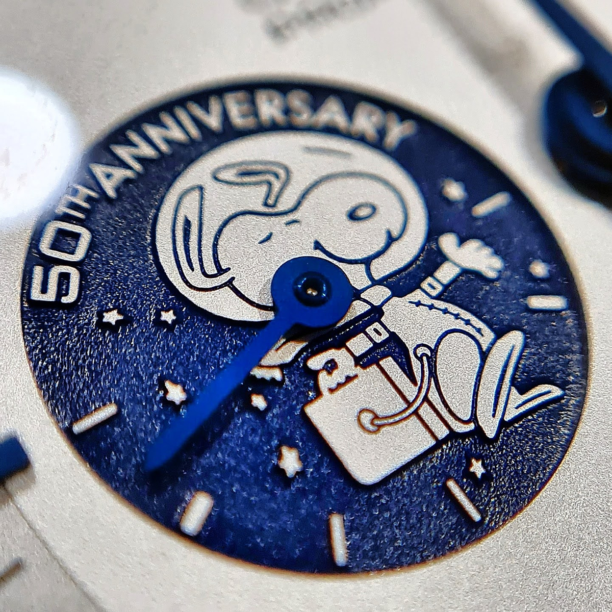 Speedmaster silver snoopy 2025 award 50th anniversary